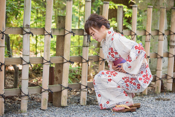 浴衣をきた体調不良の女性
