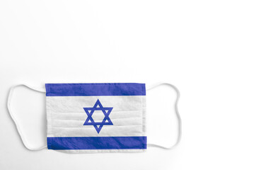 Mascarilla cubreboca con bandera de Israel impresa, sobre fondo blanco, aislada.
