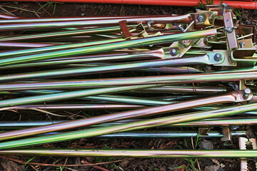 有色クロメート処理が施されていると思われる色のガードフェンスサポートパイプ