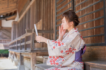 鏡を見る浴衣姿の女性
