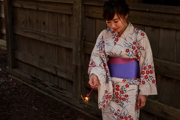 花火をする浴衣姿の女性
