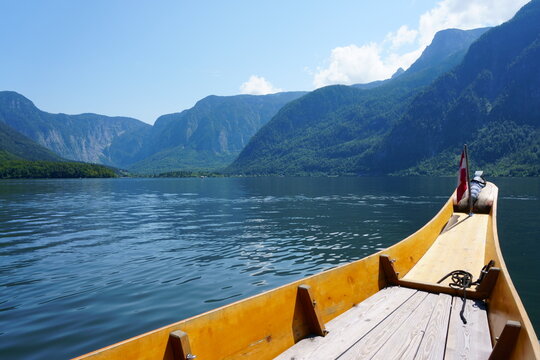 gelbes boot auf see in den bergen 