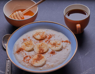 Porridge with honey and banana.