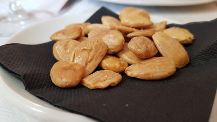 Plato de almendras fritas