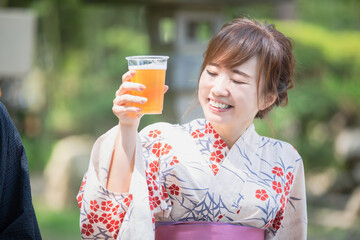 ビールを飲む浴衣姿の男女
