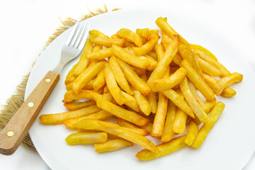 assiette de frites sur un fond blanc