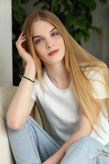 Naklejka premium A woman sitting on the sofa in the living room.. Stay home to stop spreading covid-19 concept.