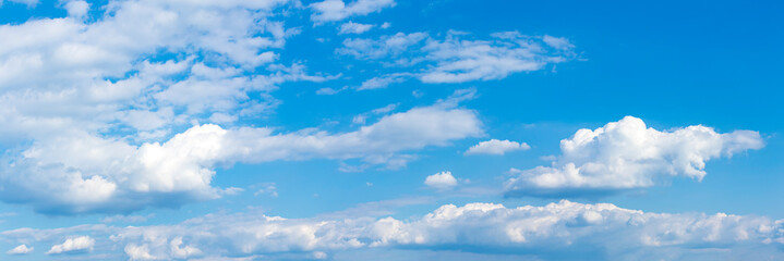 Panorama Wolken und strahlend blauer Himmel als Hintergrund