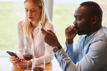Junges Paar beim Dating abgelenkt vom Smartphone