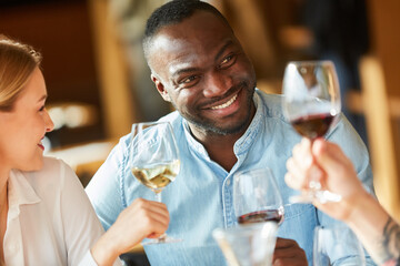 Afrikanischer Mann beim Wein trinken