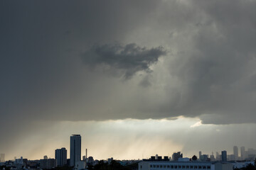 Fototapeta na wymiar 夏の名古屋市上空の積乱雲の風景