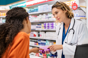 Pharmacist explains medicine properties - Powered by Adobe
