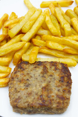 steak haché de boeuf et frites