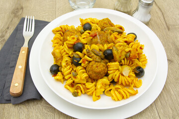 boulettes de boeuf et pâtes à la sauce tomate
