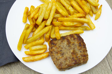 steak haché de boeuf et frites