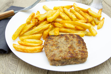 steak haché de boeuf et frites
