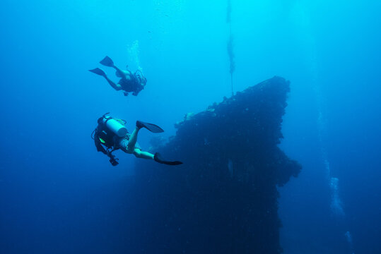 Divers around the bow
