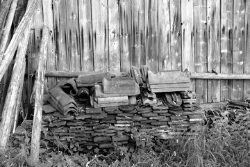 Sorgfältig gestapelte alte Holzziegel vor einem Holzschuppen auf einem Bauernhaus in Rudersau bei...