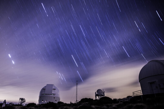 Cielo estrellado sobre centro astrof&iacute;sico con telescopios profesionales