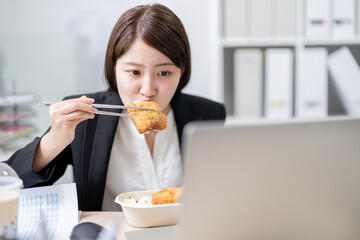 woman eat lunch and work