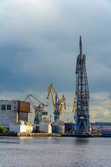 Obraz premium Saint Petersburg, floating crane on a pier in an industrial zone