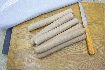 tas de fricadelles crues sur une planche à découper