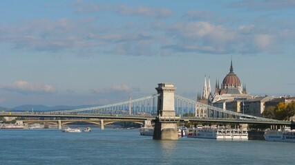 Fototapeta na wymiar The iconic Szechenyi Chain Bridge and the Hungarian Parliament
