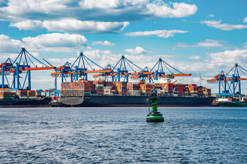 Containerschiff mit Kränen beim Entladen im Hamburger Hafen 