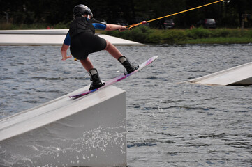 Wakeboardsport, ein Sport bei dem Anfänger und Profis mit einem Wakeboard über das Wassser...