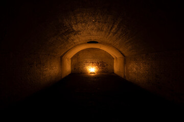 暗いトンネルの中にある光
