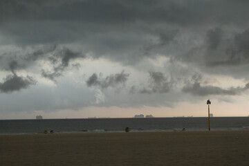 Sommertag an der Nordsee; Regenwolken über dem Strand von Scheveningen