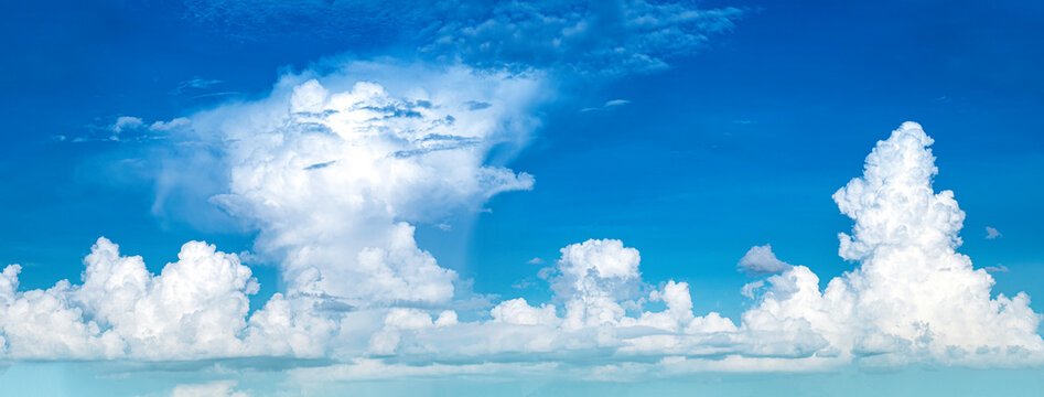 入道雲のある夏の空の背景テクスチャー