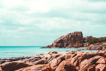 Fototapeta na wymiar Deserted rocky beach, blue and turquoise water, Western Australia