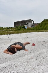 Corps d'une femme morte au milieu d'une clairière