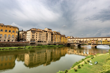 Obraz premium Ponte Vecchio (Old Bridge) and the River Arno, Florence downtown, UNESCO world heritage site, Tuscany Italy, Europe