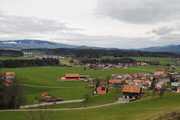Fototapeta na wymiar Landschaft, Dörfchen im Wiese