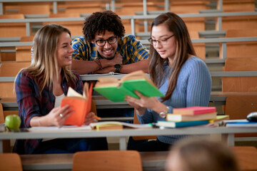 Students chatting about the lesson in break of a lecture
