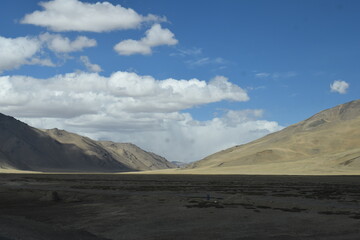Fototapeta na wymiar landscape with clouds in moorie plains Leh ladakh