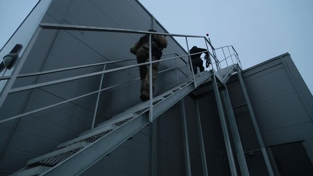 The sniper and the gunner run to the roof of the building to take a position for shooting. Bottom view.