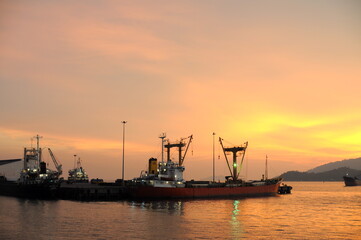 Fototapeta premium boat at sunset