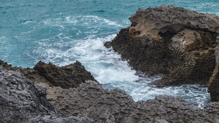 Fototapeta na wymiar ocean waves on the rock