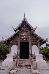 Obraz premium Chiangmai, Thailand - Sep 07, 2020 : Wat phan tao is a beautiful wooden temple in chiang mai. Selective focus.
