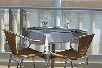 Table pour 2 en terrasse.