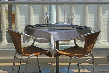Table en terrasse.