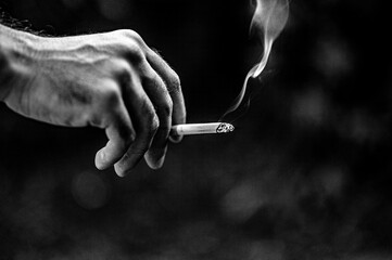 Main qui tient une cigarette 