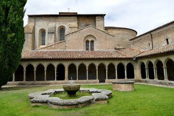 Obraz premium Cloître de l’abbaye de Saint-Hilaire