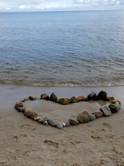Serce ułożone z kamieni na plaży