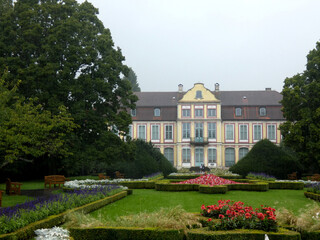 Pałac z dużym ogrodem w deszczu