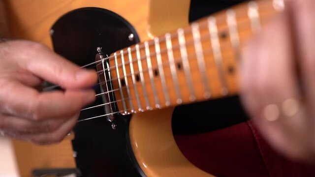 MANO MASCHILE SUONA CHITARRA ELETTRICA, ACCORDI E ARPEGGIO REGISTRATO A RALLENTATORE 1080P 120FPS