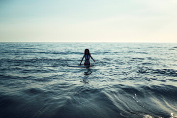 Chica joven guapa surfeando en playas de cadiz,andalucia